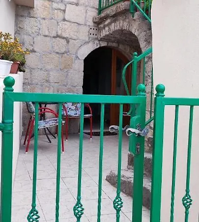 Renovated Old Stone House Apartman Lokva Rogoznica