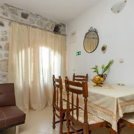 Renovated Old Stone House Apartman Lokva Rogoznica