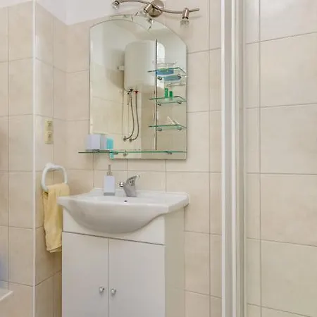 Renovated Old Stone House Apartman Lokva Rogoznica